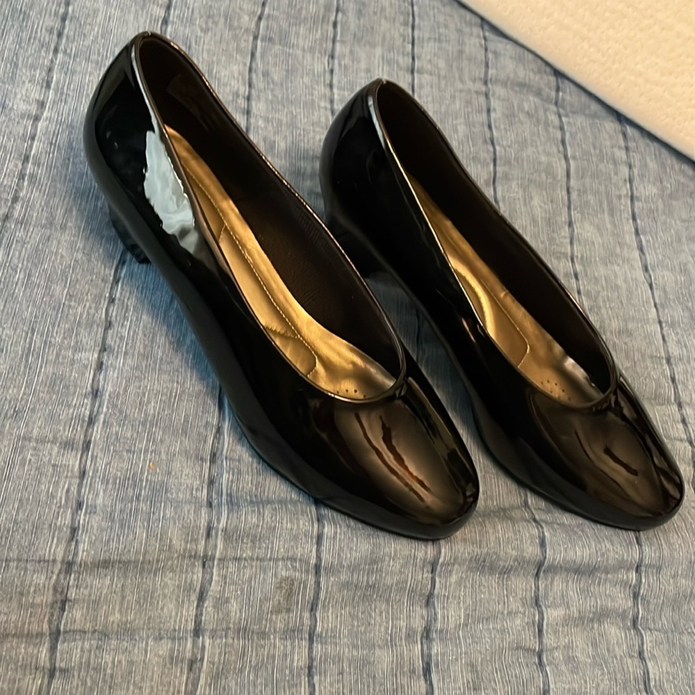 SOFT Style by Hush Puppies Angel II Women's Dress Heels  Black Size 9 Extra Wide